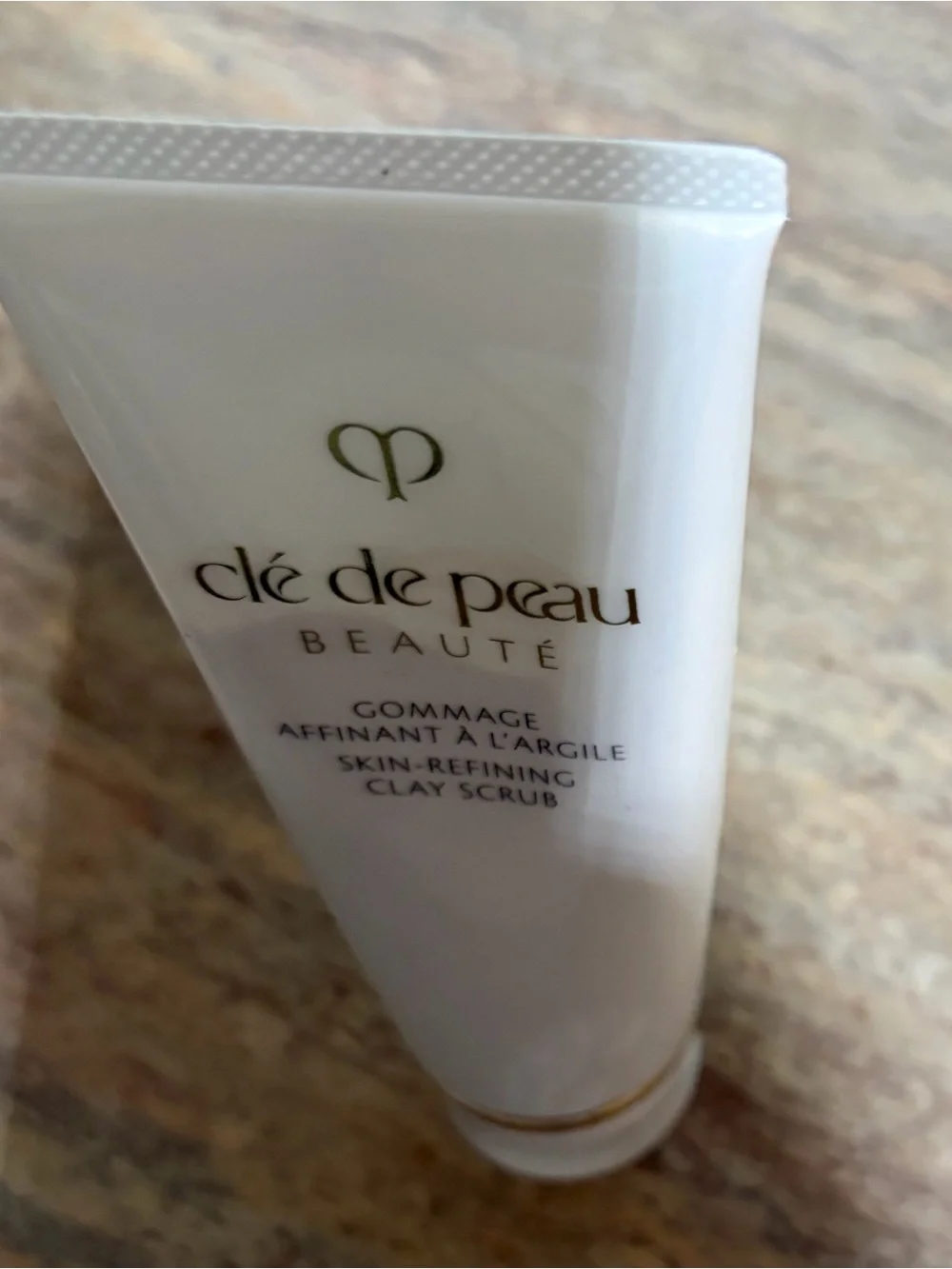 Cle de Peau Skin-Refining Clay Scrub — White